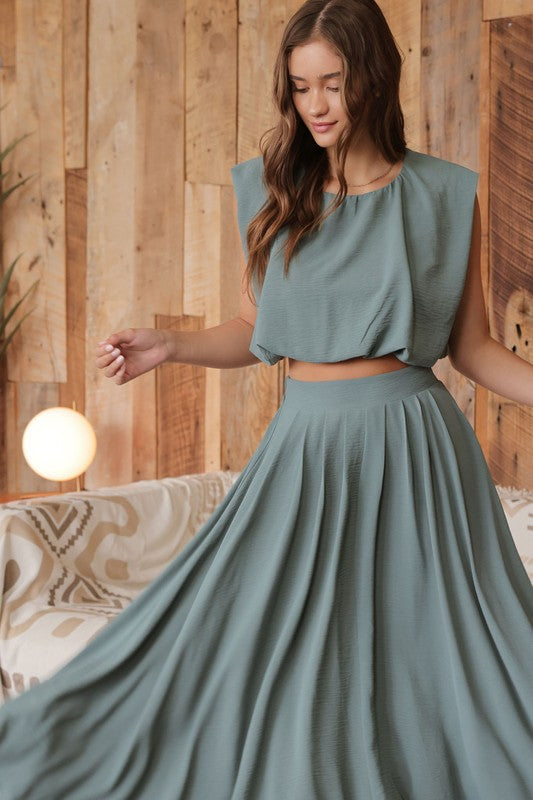 SLEEVELESS BALLOON CROP TOP
