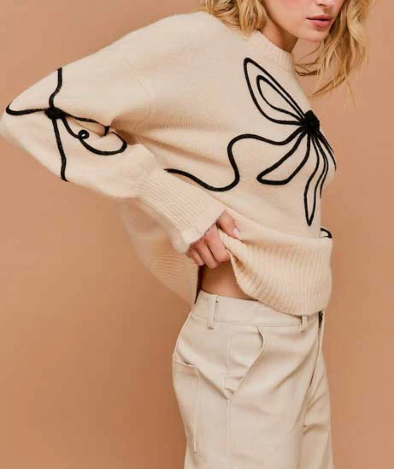 BOW CREW NECK SWEATER - CREAM/BLACK