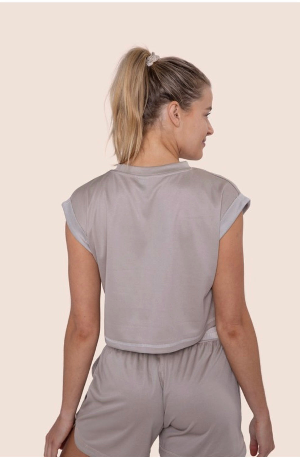 Micro-tee with folded sleeves in color cement