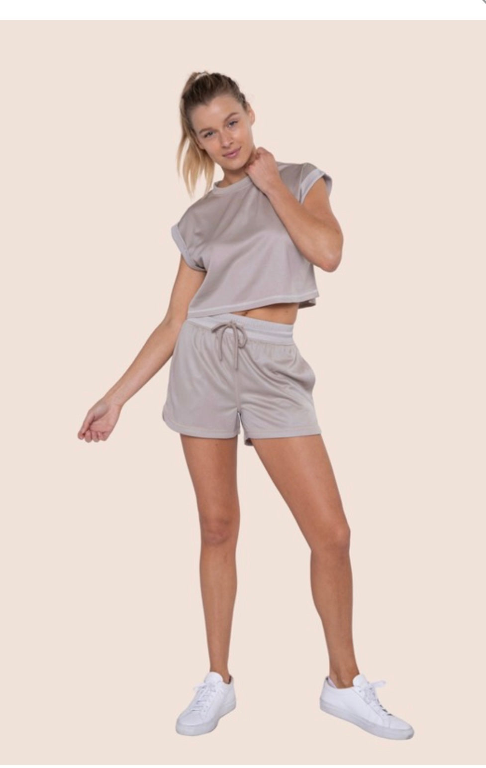 Micro-tee with folded sleeves in color cement