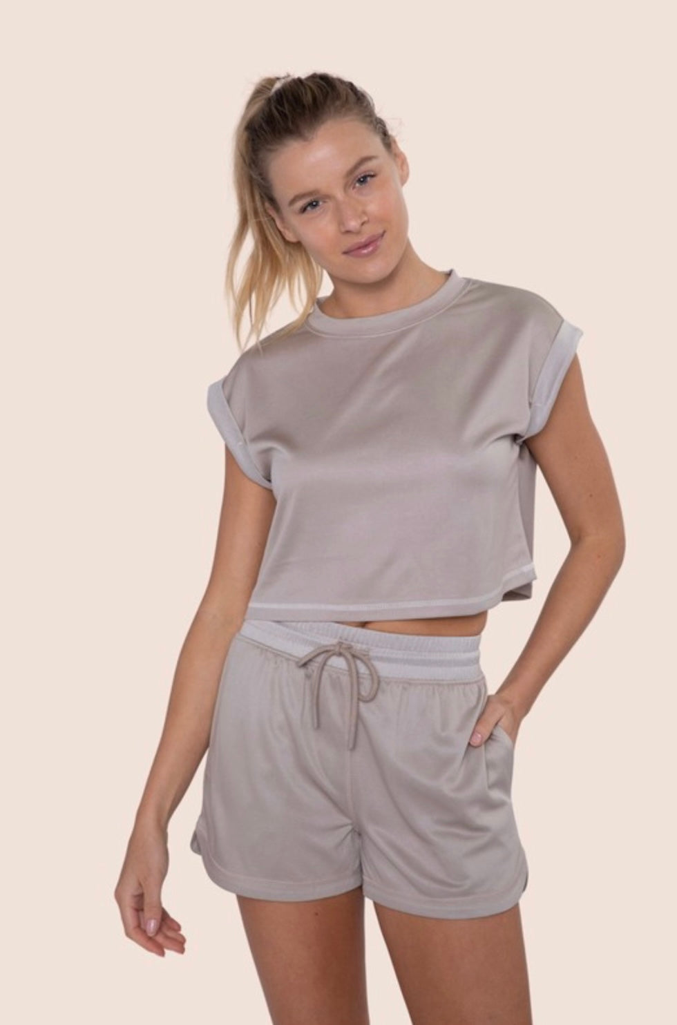 Micro-tee with folded sleeves in color cement